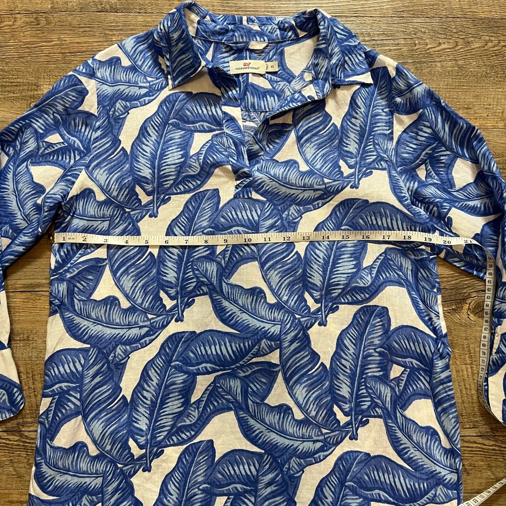 Vineyard vines 100% linen, banana leaf white and blue tunic shirt - Picture 8 of 11